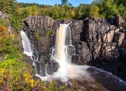 Wodospad, Skały, High Falls of the Pigeon River, Rzeka Pigeon River, Drzewa, Park stanowy Grand Portage, Stan Minnesota, Stany Zjednoczone