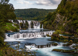 Wodospady kaskadowe Strbacki Buk na rzece Una w Bośni i Hercegowinie