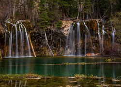 Stany Zjednoczone, Stan Kolorado, Glenwood Canyon, Jezioro Hanging Lake, Wodospady, Drzewa