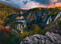 Park Narodowy Jezior Plitwickich, Plitvice, Chorwacja, Jesień, Góry, Drzewa, Skały, Wodospady, Jezioro, Chmury