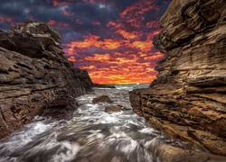 Wody oceanu wdzierające się pomiędzy skały w Little Bay - dzielnicy Sydney