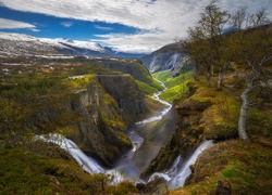 Wody wodospadu Voringsfossen spływające do rzeki w kanionie