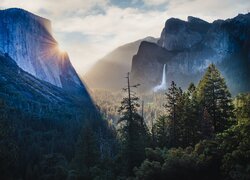Wschód słońca i poranna mgła nad Parkiem Narodowym Yosemite
