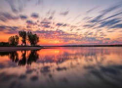 Wschód słońca, Chmury, Jezioro, Lake Chatfield, Drzewa, Kolorado, Stany Zjednoczone