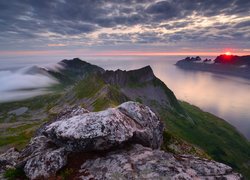 Wschód słońca, Morze, Góry, Skały, Szczyt Husfjellet, Mgła, Wyspa Senja, Norwegia