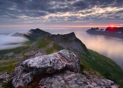 Wschód słońca na norweskiej wyspie Senja