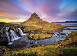 Wschód słońca nad górą Kirkjufell i wodospadem Kirkjufellsfoss