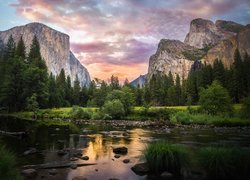 Stany Zjednoczone, Stan Kalifornia, Park Narodowy Yosemite, Rzeka Merced, Drzewa, Góry Sierra Nevada, Wschód słońca