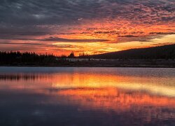 Wschód słońca nad jeziorem Brainard w Kolorado