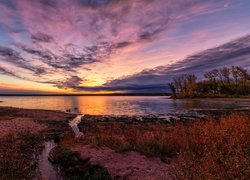 Wschód słońca nad jeziorem Chatfield Lake