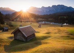 Wschód słońca, Promienie, Góry Karwendel, Miejscowość Krun, Jezioro Geroldsee, Las, Drzewa, Drewniany, Dom, Bawaria, Niemcy