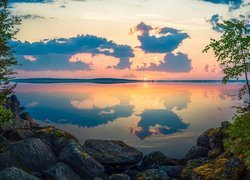 Wschód słońca, Jezioro, Lake Kiantajarvi, Chmury, Odbicie, Kamienie, Drzewa, Region Kainuu, Finlandia