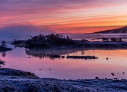 Szkocja, Region Highlands, Jezioro Loch Ba, Wschód słońca, Oszroniona, Trawa, Mgła, Drzewa