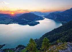 Wschód słońca nad jeziorem Mondsee Lake