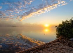 Wschód słońca nad jeziorem Steinberger See