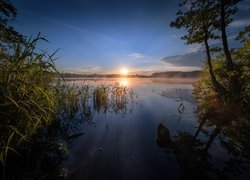 Wschód słońca nad jeziorem Szaturskim w Rosji
