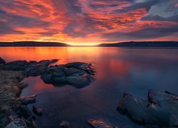 Jezioro Tyrifjorden, Wschód słońca, Chmury, Skały, Buskerud, Norwegia