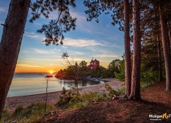 Wschód słońca nad latarnią morską Marquette Harbor