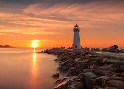 Wschód słońca nad latarnią morską Walton Lighthouse w Santa Cruz