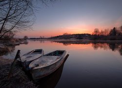 Rzeka Dubna, Brzeg, Łódki, Drzewa, Domy, Wschód słońca, Łatgalia, Łotwa