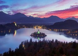 Słowenia, Bled, Wyspa Blejski Otok, Jezioro Bled, Kościół, Góry, Alpy Julijskie, Drzewa, Chmury, Wschód słońca