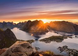 Norwegia, Lofoty, Góry, Morze Północne, Domy, Wioski, Wschód słońca