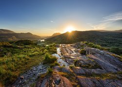 Irlandia, Park Narodowy Killarney, Wschód słońca, Promienie słońca, Góry, Skała, Drzewa, Trawa