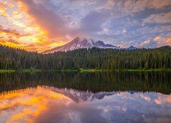 Wschód słońca nad Parkiem Narodowym Mount Rainier w stanie Waszyngton