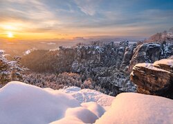 Wschód słońca nad Parkiem Narodowym Saskiej Szwajcarii zimową porą