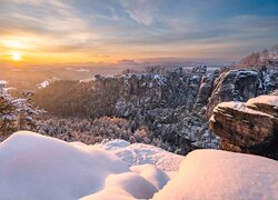 Niemcy, Park Narodowy Saskiej Szwajcarii, Wschód słońca, Zima, Skały, Ośnieżone