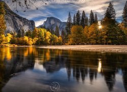 Wschód słońca, Park Narodowy Yosemite, Góry, Half Dome, Rzeka, Merced River, Odbicie, Jesień, Drzewa