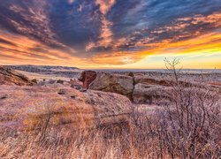 Park Red Rock, Skały, Wschód słońca, Chmury, Krzewy, Kolorado, Stany Zjednoczone
