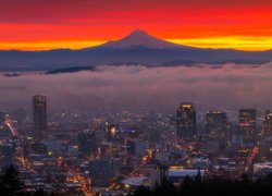 Wschód słońca, Góra, Stratowulkan, Mount Hood, Oświetlone, Miasto, Portland, Stan Oregon, Stany Zjednoczone