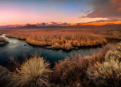 Wschód słońca, Dolina Owens, Rzeka, Owens River, Trawy, Góry, Region Eastern Sierra, Kalifornia, Stany Zjednoczone