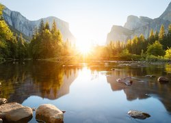 Park Narodowy Yosemite, Góry, Rzeka Merced, Kamienie, Wschód słońca, Drzewa, Kalifornia, Stany Zjednoczone