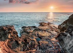 Wschód słońca nad skalistym wybrzeżem Calafurii we Włoszech