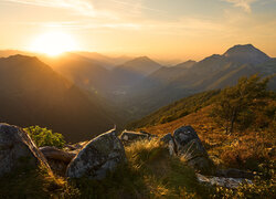 Wschód słońca, Góry, Pireneje, Skały, Rośliny, Francja