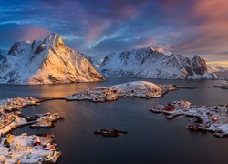 Norwegia, Lofoty, Wyspa Moskenesøya, Wioska Reine, Góry, Wschód słońca, Chmury