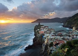 Włochy, Prowincja La Spezia, Miejscowość Vernazza, Morze Liguryjskie, Riviera di Levante, Wybrzeże, Domy, Morze, Wschód słońca
