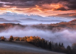 Wschód słońca nad zamglonymi Karpatami