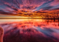 Wschód słońca z kolorowym niebem nad Jeziorem Chatfield