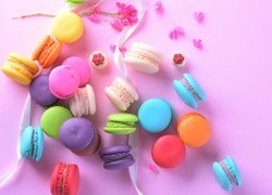 Wstążka i kwiatki między makaronikami