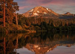 Zachód słońca, Góry Kaskadowe, Wulkan Lassen Peak, Park Narodowy Lassen Volcanic, Jezioro, Drzewa, Las, Kalifornia, Stany Zjednoczone