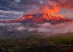 Wulkan Mount St Helens w opadającej mgle