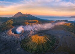 Wulkany Mount Bromo i Mount Semuru w Indonezji