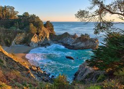 Stany Zjednoczone, Kalifornia, Okręg Monterey, Park stanowy Julii Pfeiffer Burns, Zatoczka McWay Cove, Wodospad McWay Falls, Morze, Wybrzeże, Zatoka, Skały, Drzewa, Roślinność