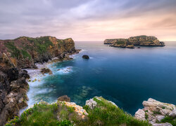 Morze, Wybrzeże, Costa Quebrada, Skały, Trawa, Chmury, Zatoka Biskajska, Zachód słońca, Hiszpania