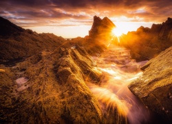 Wybrzeże Morayshire w Szkocji w blasku wschodzącego słońca
