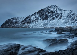 Wybrzeże norweskiego Nordlandu zimą