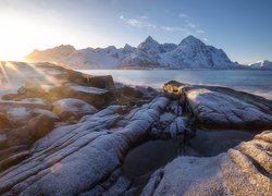 Norwegia, Lofoty, Wyspa Flakstadøya, Gmina Flakstad, Vareid, Morze Norweskie, Skały, Góry, Śnieg, Promienie słońca